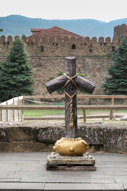 Reproducción de la cruz georgiana, o cruz de Santa Nina, hecha con troncos de vid