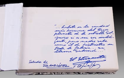 Reproducción de la dedicatoria del guionista y el ilustrador, en la primera página del ejemplar