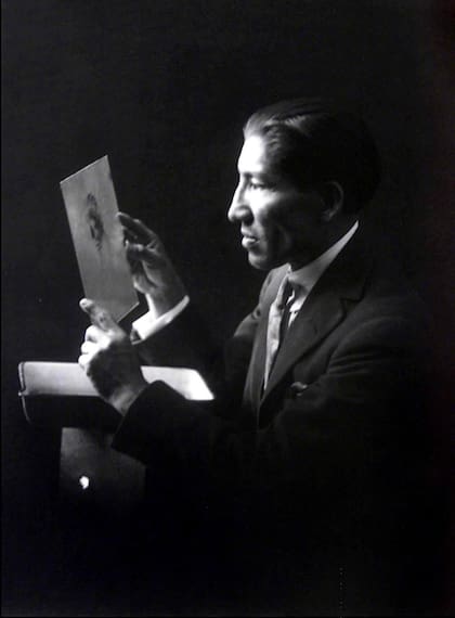 Reproducción de un autorretrato del fotógrafo peruano Martín Chambi Jimenez realizado en 1923