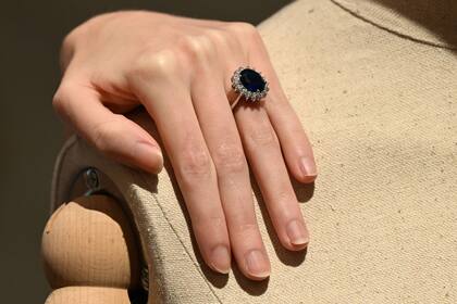Reproducción del anillo de compromiso de Lady Diana Spencer, cuyo costo se estima entre 2.500 y 3.800 dólares.