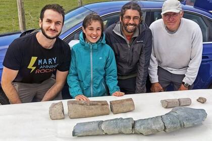 Dean Lomax, Ruby Reynolds, Justin Reynolds y Paul de la Salle con la mandíbula fosilizada de la criatura.