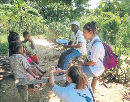 REPÚBLICA DOMINICANA. Kiss Rouan habla con los lugareños, en Elías Piña