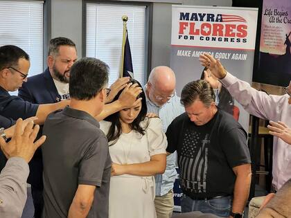 Republicanos oran por el triunfo de Mayra Flores