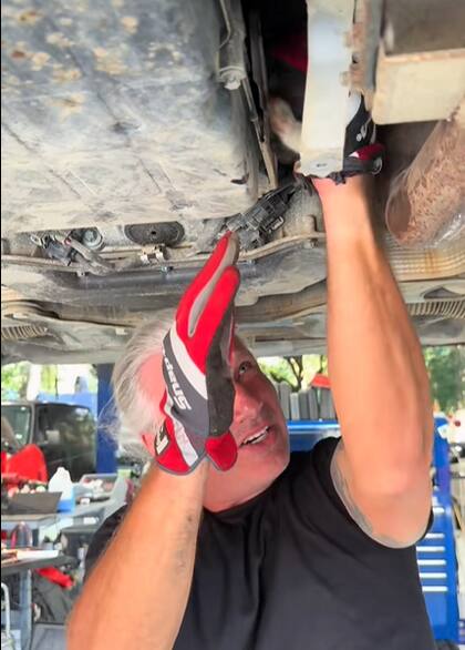 Requirió mucho esfuerzo y precisión poder sacarla de allí (Captura: @royaltyautoservice)