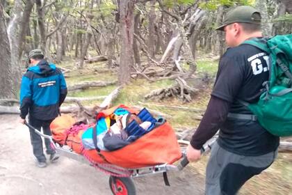 Los gendarmes le brindaron asistencia a la víctima y la trasladaron en camilla Kong a pie durante 10 kilómetros.