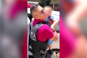 La Policía debió rescatar a un nene de tres años al que el padre había dejado encerrado en el auto