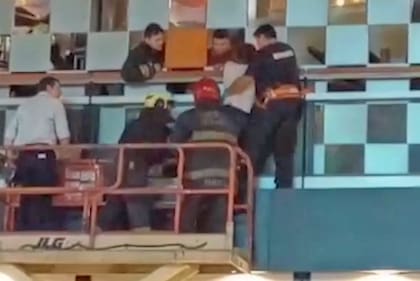 Rescatan a un hombre que intentaba suicidarse en el shopping Abasto