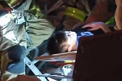 Rescatan a un niño entre los escombros del edificio que se derrumbó en Miami