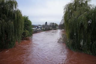 Rescatan y evacuan a decenas en Gales por inundaciones tras paso de tormenta Claudia