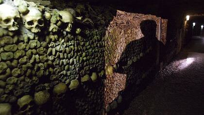 Rescataron a dos adolescentes extraviados en las Catacumbas de París