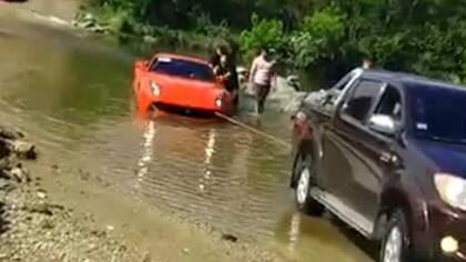 Rescataron una Ferrari que había quedado atascada en un vado en Córdoba
