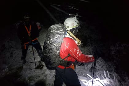 Los bomberos llevaron algo de alimento para asistir a la comitiva que quedó varada