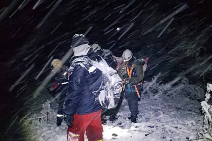 Los bomberos iniciaron la caminata en plena noche y en medio de una fuerte nevada