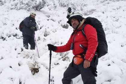 Los rescatistas bajaron a pie de la montaña tras el operativo para dar con los funcionarios 