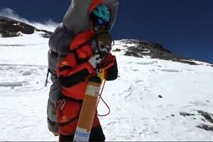 Estaba por llegar a la cumbre del Everest, pero decidió bajar para salvar a un escalador: el video del momento