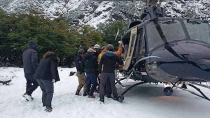 Rescate en helicóptero en el refugio Hielo Azul de El Bolsón.