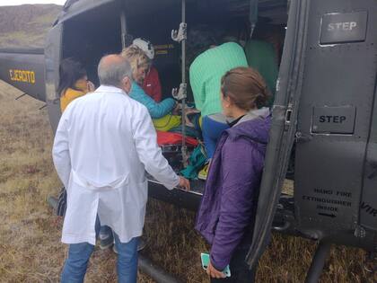 Rescate. La doctora Carolina Codó presta los primeros auxilio al escalador Tomás Aguiló minutos después que fuera descendido desde la base del Cerro Torre.