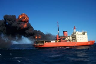 La epopeya de los buzos tácticos que abordaron el Irízar en llamas y lo salvaron del naufragio