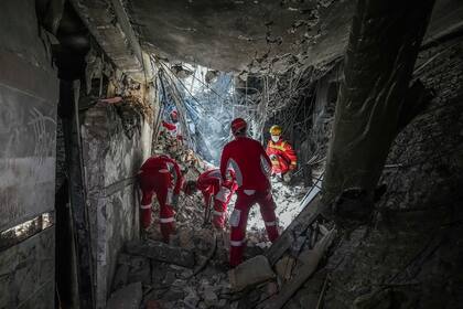 Rescatistas buscan entre los escombros de una sección dañada de la prisión de Evin tras un ataque israelí el día anterior, en Teherán, Irán, el martes 24 de junio de 2025
