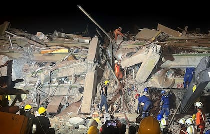 Rescatistas buscan víctimas entre los restos del Sky Villa Condo, el cual se vino abajo durante el sismo del viernes, el domingo 30 de marzo de 2025, en Mandalay, Myanmar. (AP Foto/Thein Zaw)