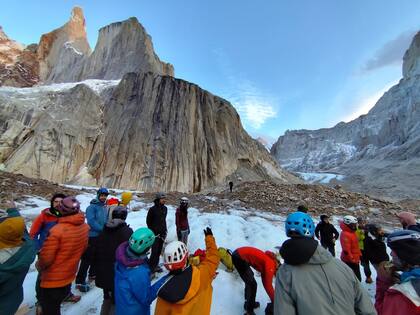 Rescatistas celebran el momento de haber logrado evacuar a dos montañistas, tras un arduo descenso por las montañas