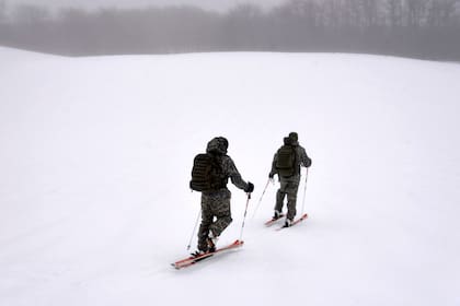 Cuando el rescate se hace en zonas de nieve, los esquíes pueden ser la mejor opción para llegar más rápido. En esos casos, se les coloca una cinta especial en la parte de abajo y están adaptados para que se pueda caminar liberando el talón.