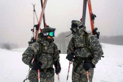 Antes de salir a un rescate, los gendarmes deben analizar qué materiales necesitarán y llevarlos en las mochilas que pueden pesar más de 20 kilos.