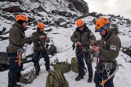 Cuando el terreno para el rescate es el hielo, los gendarmes van enganchados con una soga de a tres o cuatro por si alguno cae en alguna grieta, para que los otros puedan frenar el descenso y evitar golpes o la muerte.