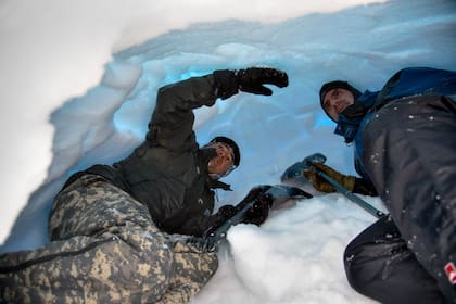 El interior de las cuevas de nieve se parece al de un horno de barro y puede alojar hasta cuatro personas por tres días.