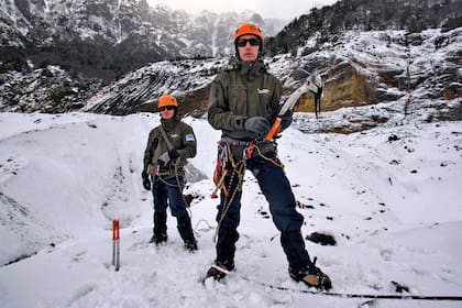 Las piquetas, los clavos de hielo, las cuerdas y los crampones son algunos de los elementos fundamentales para el rescate en los glaciares.
