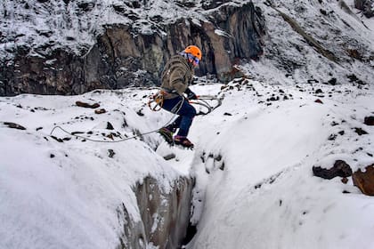 En el rescate en hielo, en caso de tener que saltar grietas, el cruce se hace de a uno . Los otros que están atados a la misma soga, se tiran al piso y traban su piqueta por si el que intenta cruzar cae y deben frenarlo.