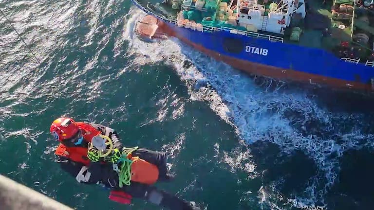 Arriesgado rescate. Evacuaron en alta mar a un marinero coreano con un principio de infarto
