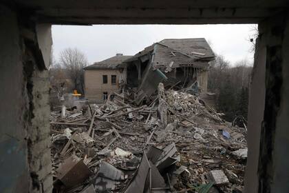 Rescatistas despejan los escombros del edificio de maternidad en la región de Zaporiyia, el 23 de noviembre de 2022, en medio de la invasión rusa de Ucrania.