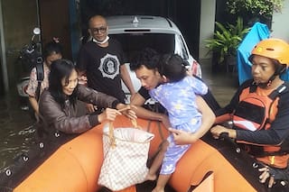 Rescatistas en Indonesia buscan desaparecidos mientras las inundaciones retroceden