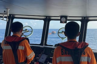 Rescatistas hallan a 21 personas en una balsa a la deriva tras un naufragio en aguas de Indonesia