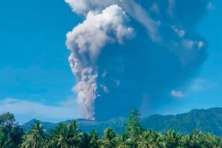 Rescatistas indonesios hallan un cadáver tras erupción volcánica y buscan a otros dos