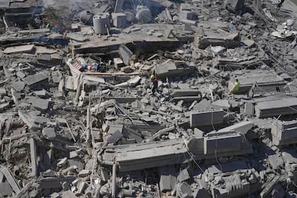 Rescatistas inspeccionan un edificio destruido por un ataque aéreo israelí, el jueves 5 de marzo de 2026, en la ciudad de Nabatiyeh, en el sur del Líbano. (AP Foto/Mohammed Zaatari)