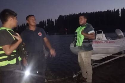 Rescatistas que buscan a la niña de 10 años que desapareció en el río Limay