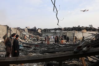 Rescatistas sacan cuerpos de las ruinas del hospital en Kabul tras ataque aéreo atribuido a Pakistán