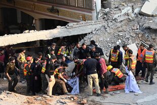 Rescatistas sacan los restos de las víctimas de la explosión de entre los escombros de una mezquita en Peshawar el 30 de enero de 2023.