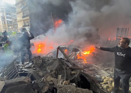 Rescatistas se reúnen en el lugar de un ataque aéreo israelí en Beirut, Líbano, el 8 de abril de 2026