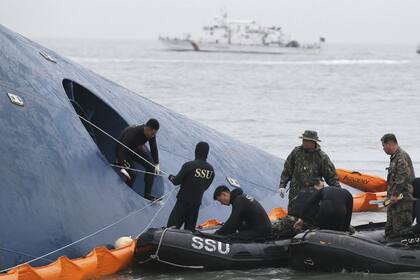 Rescatistas surcoreanos intentan hallar sobrevivientes del ferry que se accidentó el miércoles