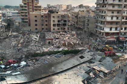 Rescatistas trabajan en el lugar donde un ataque aéreo israelí alcanzó un edificio y dañó un hospital en la ciudad portuaria de Tiro, en el sur de Líbano, el 1 de junio de 2026. (AP Foto)