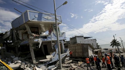 Rescatistas trabajan en la ciudad de Pedernales