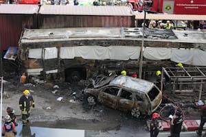 Así fue el choque entre un tren y un colectivo que dejó al menos 8 muertos y 35 heridos