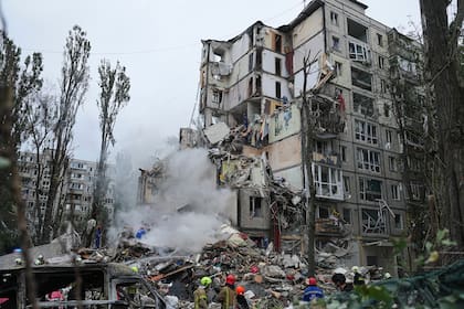 Rescatistas trabajan en un edificio destruido de apartamentos tras un ataque de misil ruso en Kiev, Ucrania, el jueves 31 de julio de 2025.