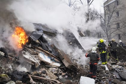 Rescatistas trabajan junto a los restos de un edificio dañado por un ataque ruso, en Kharkiv, Ucrania (AP Foto/Andrii Marienko)