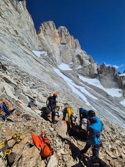 Rescatistas voluntarios bajan en camilla a un escalador en el cordon montañoso del cerro Fitz Roy, El Chaltén, Argentina.