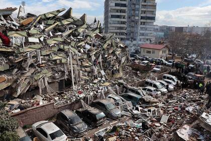 Rescatistas y civiles buscan supervivientes bajo los escombros de edificios derrumbados en Kahramanmaras, cerca del epicentro del terremoto, el día después de que un seísmo de magnitud 7,8 sacudiera el sureste del país, el 7 de febrero de 2023