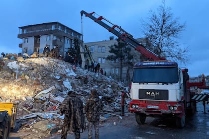 Rescue workers and volunteers search for survivors in the rubble of a collasped building, in Sanliurfa, Turkey, on February 6, 2023, after a 7.8-magnitude earthquake struck the country's south-east. - The combined death toll has risen to over 2,300 for Turkey and Syria after the region's strongest quake in nearly a century. Turkey's emergency services said at least 1,121 people died in the earthquake, with another 783 confirmed fatalities in Syria. (Photo by REMI BANET / AFP)